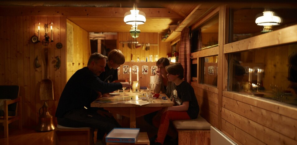 Hyttekos med brettspill, levende lys og fyr på peisen er bare en del av hyttekulturen. (Foto: Haakon Harriss, Norsk Folkemuseum)