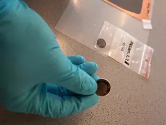 Foreløpig lager forskerteamet små knappebatteri for hånd, og testingen foregår i liten skala. (Foto: Mona Sprenger)