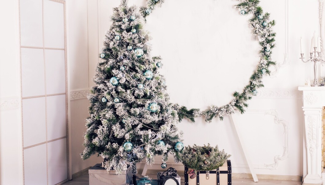 Mange velger kunstig juletre fordi det er praktisk eller på grunn av allergi. Men for miljøet er all plasten et problem. (Foto: Colourbox) Mange velger kunstig juletre fordi det er praktisk eller på grunn av allergi. Men for miljøet er all plasten et problem. (Foto: Colourbox)