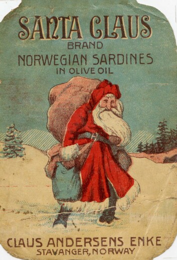 Etiketten Santa Claus, dette varemerket ble registrert av Claus Andersens Enke i 1911, omtrent 10 år før Coca Cola tok i bruk julenissen i sin markedsføring Foto: MUST/ Norsk hermetikkmuseum Etiketten Santa Claus, dette varemerket ble registrert av Claus Andersens Enke i 1911, omtrent 10 år før Coca Cola tok i bruk julenissen i sin markedsføring Foto: MUST/ Norsk hermetikkmuseum