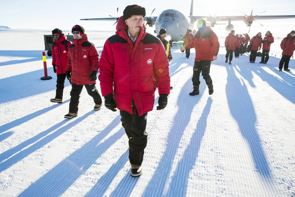 Kong Harald ble i 2015 den første norske konge på besøk i Dronning Maud Land i Antarktis. Kongen var med på feiringen av 10-årsjubileet til den norske forskningsstasjonen Troll. Stasjonen kan ta imot store fly. (Foto: Tore Meek / NTB scanpix)