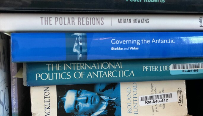 Stadig flere forskere og andre skriver om Antarktis. Her fra bokhylla på kontoret til Alejandra Mancilla, som foreløpig er nokså alene om å filosofere rundt Antarktis. (Foto: Bård Amundsen)