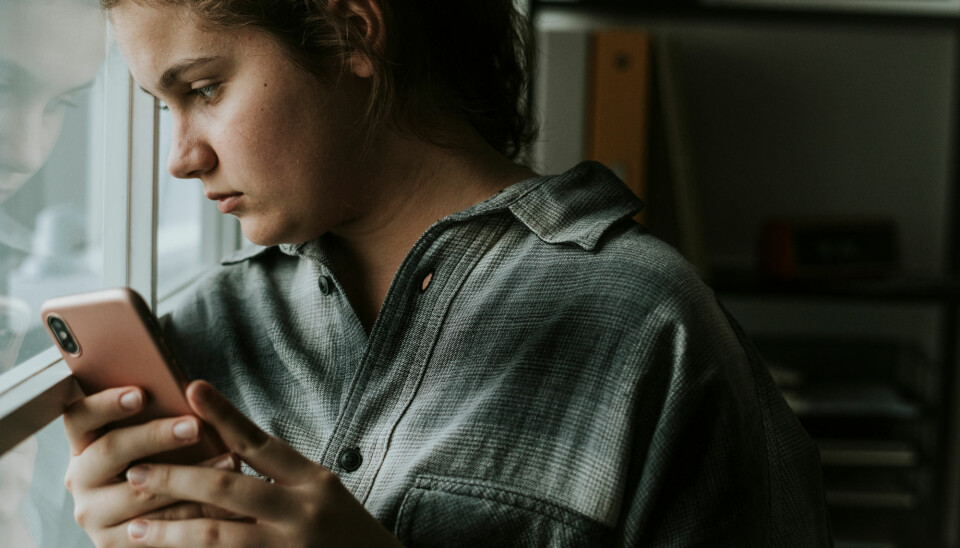 Å ha en mobil tilgjengelig hele døgnet og vite at det når som helst kan tikke inn noe negativt, kan i seg selv være ganske angstfremmende, mener forsker. (Foto: Shutterstock)