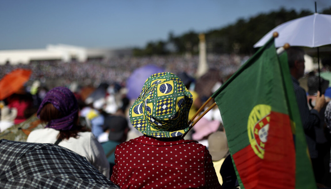 En kvinne med hatt med det brasilianske flagget på holder et portugisisk flagg under en pilgrimstur i Portugal. (Foto: AP Photo, Francisco Seco, NTB Scanpix) En kvinne med hatt med det brasilianske flagget på holder et portugisisk flagg under en pilgrimstur i Portugal. (Foto: AP Photo, Francisco Seco, NTB Scanpix)