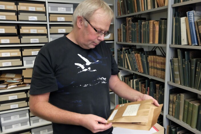 Einar Timdal har åpnet konvolutten og vi kan skimte en liten lavdott. (Foto: Eivind Torgersen) Einar Timdal har åpnet konvolutten og vi kan skimte en liten lavdott. (Foto: Eivind Torgersen)