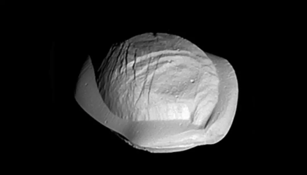 Dette er månen Pan sett fra Cassini. Pan er omtrent 34 kilometer lang. (Bilde: NASA)