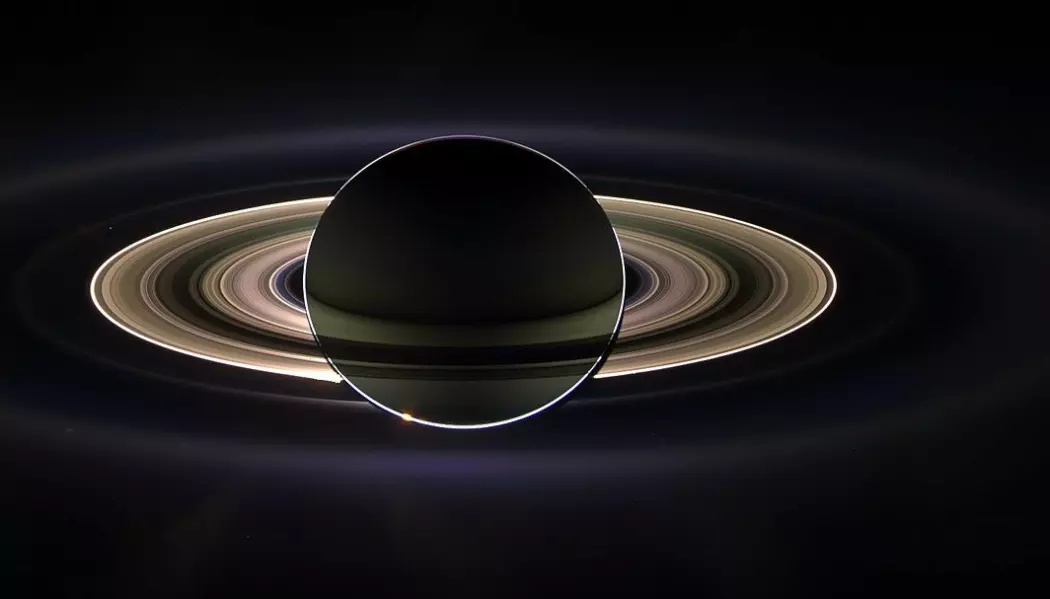 Saturn foran solen, sett av Cassini. Her kan du tydelig se de forskjellige ringene. Saturn er nesten 380 000 kilometer rundt ekvator, mot jordens 40 000 kilometer. (Bilde: NASA/JPL)