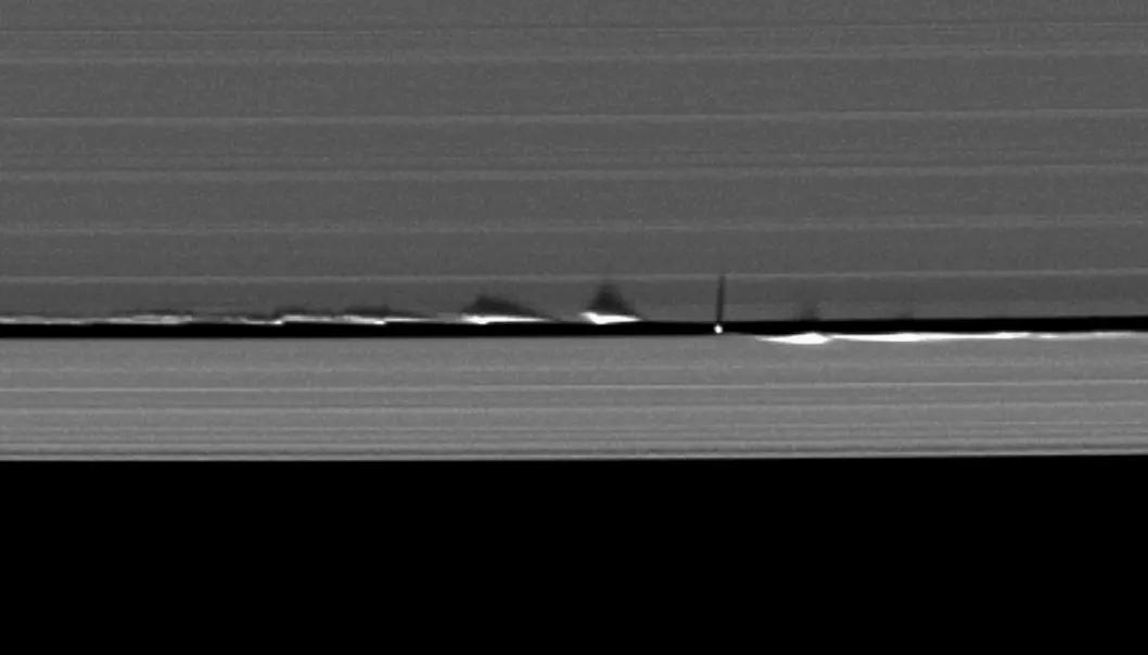 Dette bildet viser hvordan månen Daphnis skaper bølger i Saturns ringer. Daphnis er den lille prikken, mens linjene du ser er ringene. (Bilde: NASA/JPL)