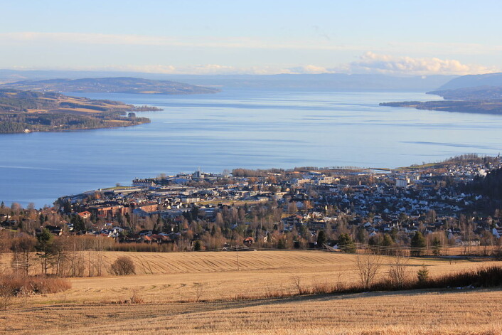 Mjøsa er diger og dyp. Men alt vannet i innsjøen veier fortsatt mindre enn 76 tonn sement. (Foto(Foto: Øyvind Holmstad/<a href="https://creativecommons.org/licenses/by-sa/3.0/">CC BY-SA 3.0</a>) Mjøsa er diger og dyp. Men alt vannet i innsjøen veier fortsatt mindre enn 76 tonn sement. (Foto(Foto: Øyvind Holmstad/<a href="https://creativecommons.org/licenses/by-sa/3.0/">CC BY-SA 3.0</a>)