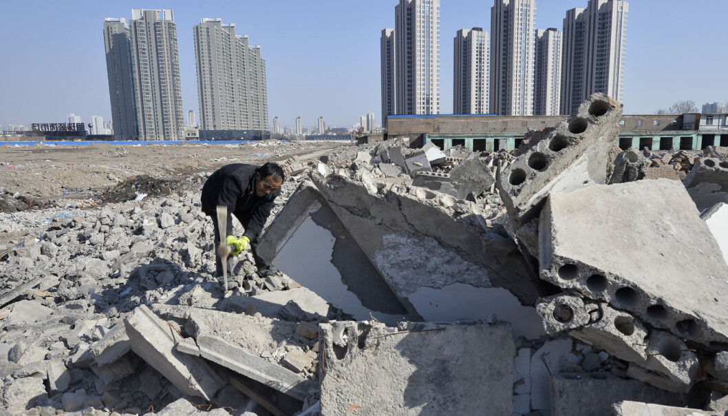 Betong knuses for gjenvinning i Taiyuan i Shanxi-provinsen i Kina. Kina er suverent verdens største betong-forbruker og produsent, og lager mer enn halvaparten av all sementen i verden. (Foto: Jon Woo/Reuters/NTB Scanpix) Betong knuses for gjenvinning i Taiyuan i Shanxi-provinsen i Kina. Kina er suverent verdens største betong-forbruker og produsent, og lager mer enn halvaparten av all sementen i verden. (Foto: Jon Woo/Reuters/NTB Scanpix)