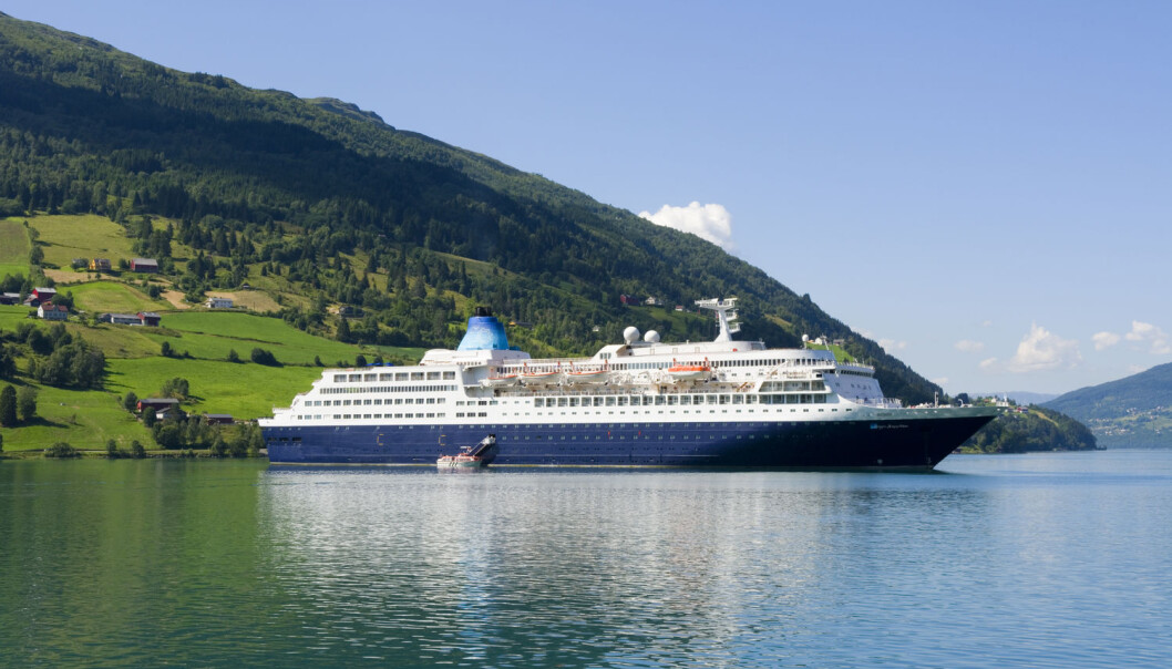 Cruisenæringa, som er ein av dei store klimasyndarane, slepp unna klimareguleringar, ifølge Carlo Aall fra Vestlandsforsking. Her eit turistskip i Olden, Sogn og Fjordane. (Foto: Willy Haraldsen / NTB scanpix) Cruisenæringa, som er ein av dei store klimasyndarane, slepp unna klimareguleringar, ifølge Carlo Aall fra Vestlandsforsking. Her eit turistskip i Olden, Sogn og Fjordane. (Foto: Willy Haraldsen / NTB scanpix)