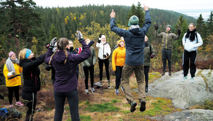 – Hold hendene ut. Helt ut, sånn ja! Litt til! Tungt? En, to tre, hopp! Merker du at jorda trekker deg tilbake? spør Per Espen Stoknes. – Du tiltrekkes jorda, og jorda tiltrekkes deg. (Foto: Ola Sæther) – Hold hendene ut. Helt ut, sånn ja! Litt til! Tungt? En, to tre, hopp! Merker du at jorda trekker deg tilbake? spør Per Espen Stoknes. – Du tiltrekkes jorda, og jorda tiltrekkes deg. (Foto: Ola Sæther)