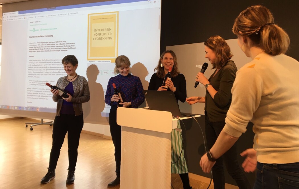 Hiis Hauge, Bay-Larsen og Ingierd mottok gratulasjoner fra Cappelen Damm ved lanseringen av boken. (Foto: De nasjonale forskningsetiske komiteene) Hiis Hauge, Bay-Larsen og Ingierd mottok gratulasjoner fra Cappelen Damm ved lanseringen av boken. (Foto: De nasjonale forskningsetiske komiteene)