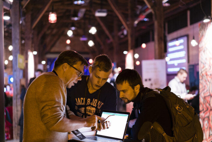 Tre av deltakerne under Junction Hackathon 2016 i Finland. (Foto: Junction Hackathon) Tre av deltakerne under Junction Hackathon 2016 i Finland. (Foto: Junction Hackathon)