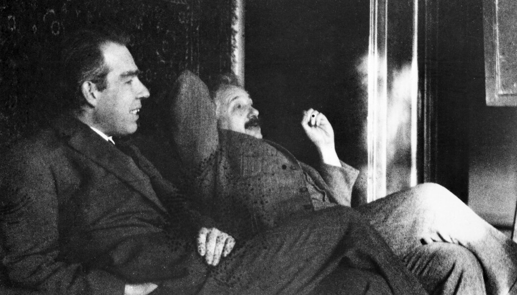 Danske Niels Bohr og tysk-sveitsiske Albert Einstein fotografert sammen en gang på slutten av 1920-tallet. Bohrs kvantefysiske teorier var harde å svelge for Einstein. (Foto: Science Photo Library/NTB scanpix) Danske Niels Bohr og tysk-sveitsiske Albert Einstein fotografert sammen en gang på slutten av 1920-tallet. Bohrs kvantefysiske teorier var harde å svelge for Einstein. (Foto: Science Photo Library/NTB scanpix)