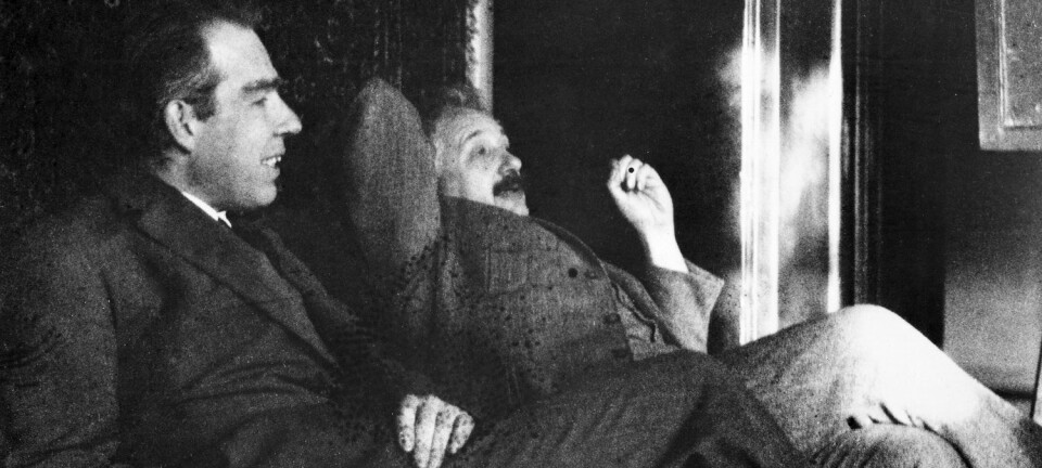 Danske Niels Bohr og tysk-sveitsiske Albert Einstein fotografert sammen en gang på slutten av 1920-tallet. Bohrs kvantefysiske teorier var harde å svelge for Einstein. (Foto: Science Photo Library/NTB scanpix)