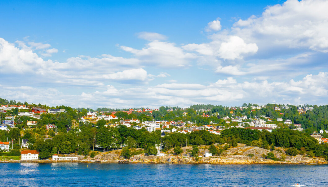 Det står skrevet i plan og bygningsloven at det ikke skal bygges nærmere sjøen enn 100 meter fra strandlinjen. Likevel bygger vi mer og mer. Nye tall fra SSB viser at 83 prosent av de som søkte om dispensasjon til å bygge innenfor hundremetersmerket i fjor, fikk det. (Foto: Shutterstock / NTB scanpix) Det står skrevet i plan og bygningsloven at det ikke skal bygges nærmere sjøen enn 100 meter fra strandlinjen. Likevel bygger vi mer og mer. Nye tall fra SSB viser at 83 prosent av de som søkte om dispensasjon til å bygge innenfor hundremetersmerket i fjor, fikk det. (Foto: Shutterstock / NTB scanpix)