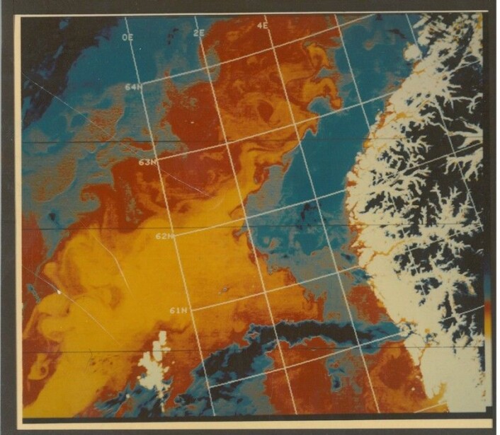 Tidlig bilde av overflatetemperatur fra satellitt som viser finskala hvirvler langs den norske kyststrøm. Bildet ga unik informasjon om hvor oseanografiske målinger burde gjøres for å observere dynamikken i kystrømmen. Dataene ble lastet ned ved Tromsø Satellittstasjon (TSS) lagret på magnetbånd og sendt med fly til Bergen for prosessering og analyse. Ingen www-kilde for dataene den gang. (Foto: Nansensenteret) Tidlig bilde av overflatetemperatur fra satellitt som viser finskala hvirvler langs den norske kyststrøm. Bildet ga unik informasjon om hvor oseanografiske målinger burde gjøres for å observere dynamikken i kystrømmen. Dataene ble lastet ned ved Tromsø Satellittstasjon (TSS) lagret på magnetbånd og sendt med fly til Bergen for prosessering og analyse. Ingen www-kilde for dataene den gang. (Foto: Nansensenteret)