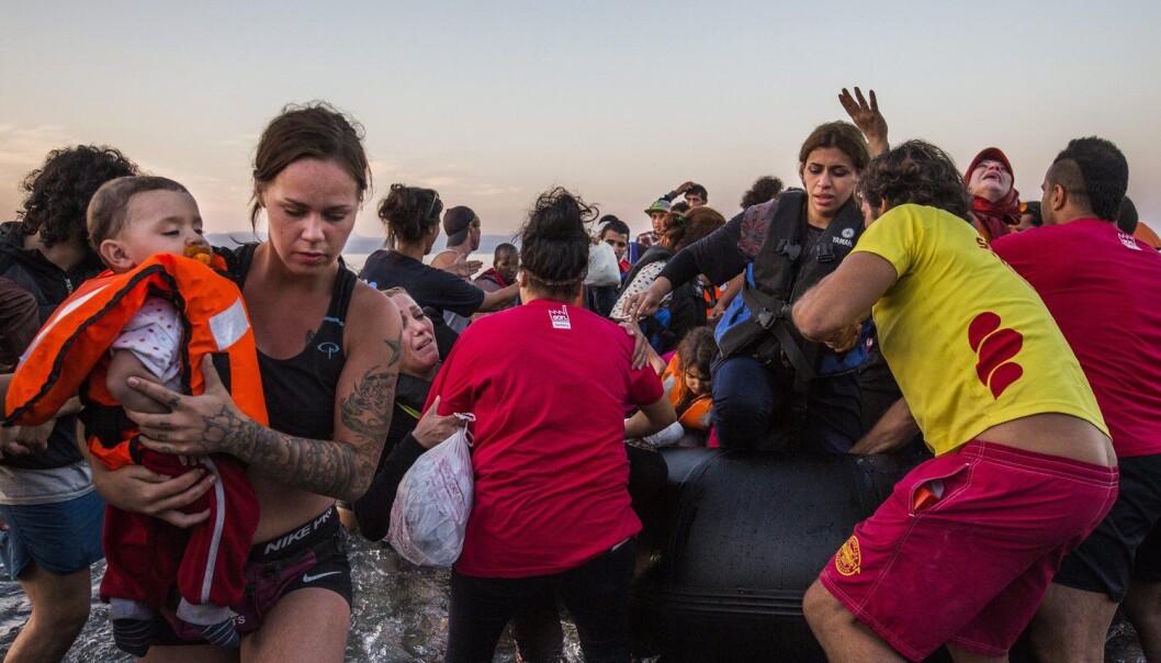 En frivillig fra den norske organisasjonen «Dråpen i havet» hjelper flyktninger på Lesvos i september 2015. (Foto: Roger Turesson / NTB scanpix) En frivillig fra den norske organisasjonen «Dråpen i havet» hjelper flyktninger på Lesvos i september 2015. (Foto: Roger Turesson / NTB scanpix)