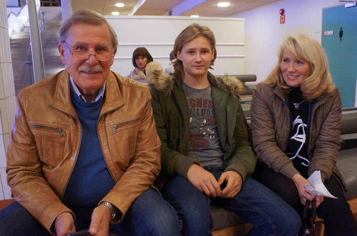 Hans Christian Gunneng (t.v) kunne tenkt seg å reise ut i verdensrommet, mens kona Astrid Gunneng heller vil stå på jorda og se mot stjernene. Her venter de på at astroshowet skal starte sammen med barnebarne Per Emil Gunneng Hannevig. (Foto: Arnfinn Christensen, forskning.no) Hans Christian Gunneng (t.v) kunne tenkt seg å reise ut i verdensrommet, mens kona Astrid Gunneng heller vil stå på jorda og se mot stjernene. Her venter de på at astroshowet skal starte sammen med barnebarne Per Emil Gunneng Hannevig. (Foto: Arnfinn Christensen, forskning.no)