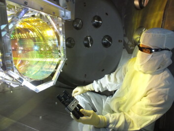 Det trengs perfekt utstyr hver gang man skal lete etter gravitasjonsbølger. Her sørger en i LIGO for at det ikke er noe forurensning på den optiske overflaten. (Foto: Matt Heintze/Caltech/MIT/LIGO Lab) Det trengs perfekt utstyr hver gang man skal lete etter gravitasjonsbølger. Her sørger en i LIGO for at det ikke er noe forurensning på den optiske overflaten. (Foto: Matt Heintze/Caltech/MIT/LIGO Lab)