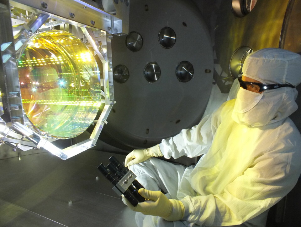 Det trengs perfekt utstyr hver gang man skal lete etter gravitasjonsbølger. Her sørger en i LIGO for at det ikke er noe forurensning på den optiske overflaten. (Foto: Matt Heintze/Caltech/MIT/LIGO Lab)