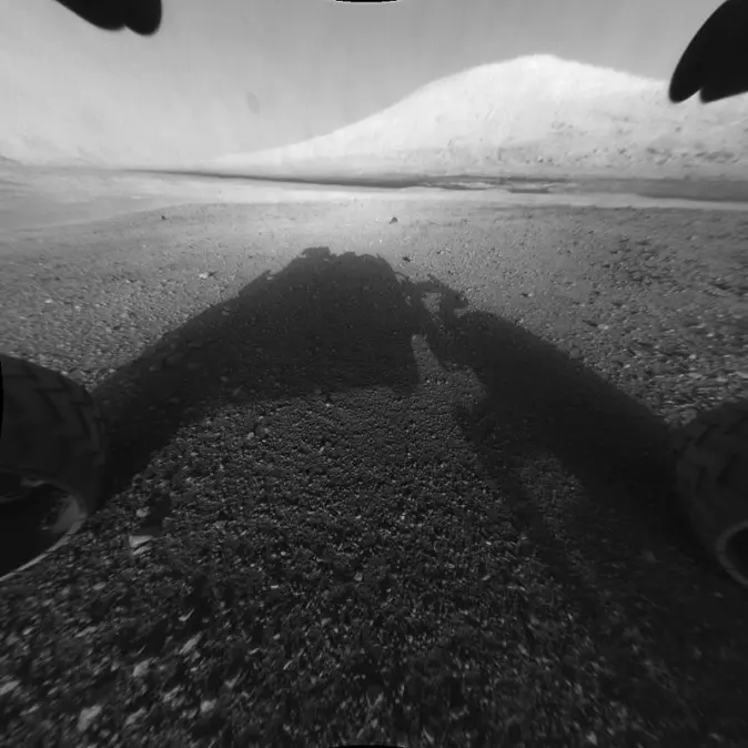 Her tar Curiosity-roveren et bilde av fjellet Aeolis Mons i midten av Gale-krateret. (Foto: NASA/JPL)