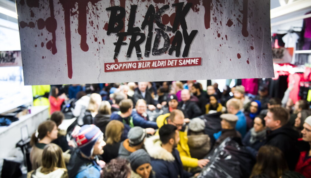 Sånn ser det ut når flere tusen mennesker har møtt opp for å ta del i "Black Friday"-salget til Norwegian Outlet i Vestby i Akershus tidlig fredag morgen. Her fra timesalget til butikken Craft. (Foto: Jon Olav Nesvold / NTB scanpix) Sånn ser det ut når flere tusen mennesker har møtt opp for å ta del i "Black Friday"-salget til Norwegian Outlet i Vestby i Akershus tidlig fredag morgen. Her fra timesalget til butikken Craft. (Foto: Jon Olav Nesvold / NTB scanpix)