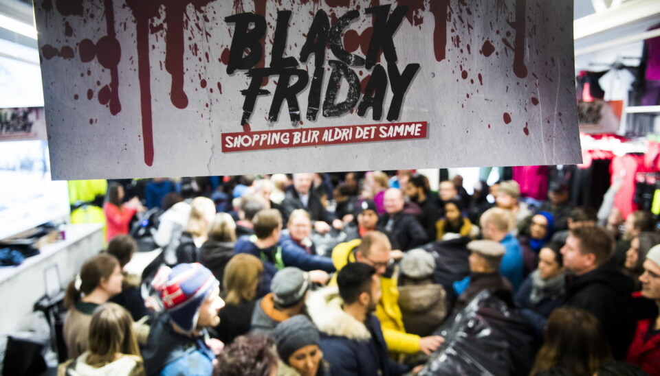 Sånn ser det ut når flere tusen mennesker har møtt opp for å ta del i 'Black Friday'-salget til Norwegian Outlet i Vestby i Akershus tidlig fredag morgen. Her fra timesalget til butikken Craft. (Foto: Jon Olav Nesvold / NTB scanpix)