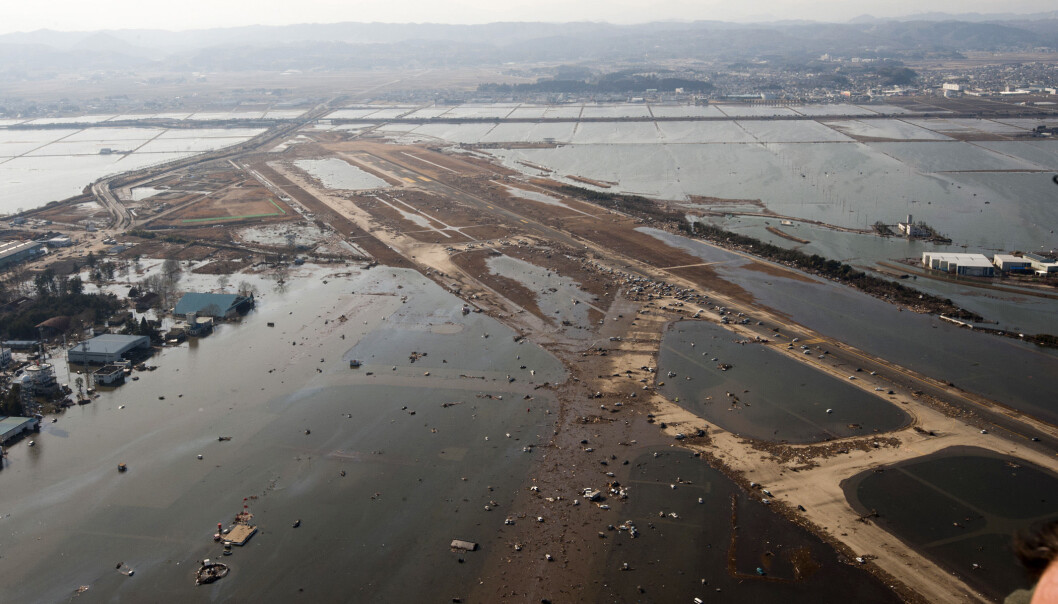 Flyplassen i Sendai i Japan etter tsunamien forårsaket av jordskjelvet i 2011. Selv om det var et bittelite signal, plukket et gravimeter opp tyngdekraftendringer etter dette jordskjelvet, ifølge en ny forskningsartikkel. (Foto: US Air Force) Flyplassen i Sendai i Japan etter tsunamien forårsaket av jordskjelvet i 2011. Selv om det var et bittelite signal, plukket et gravimeter opp tyngdekraftendringer etter dette jordskjelvet, ifølge en ny forskningsartikkel. (Foto: US Air Force)