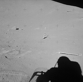Diverse gjenstander som ble satt igjenpå månen, blant annet en klype. Dette bildet er også tatt på Apollo 15-oppdraget. (Bilde: NASA) Diverse gjenstander som ble satt igjenpå månen, blant annet en klype. Dette bildet er også tatt på Apollo 15-oppdraget. (Bilde: NASA)