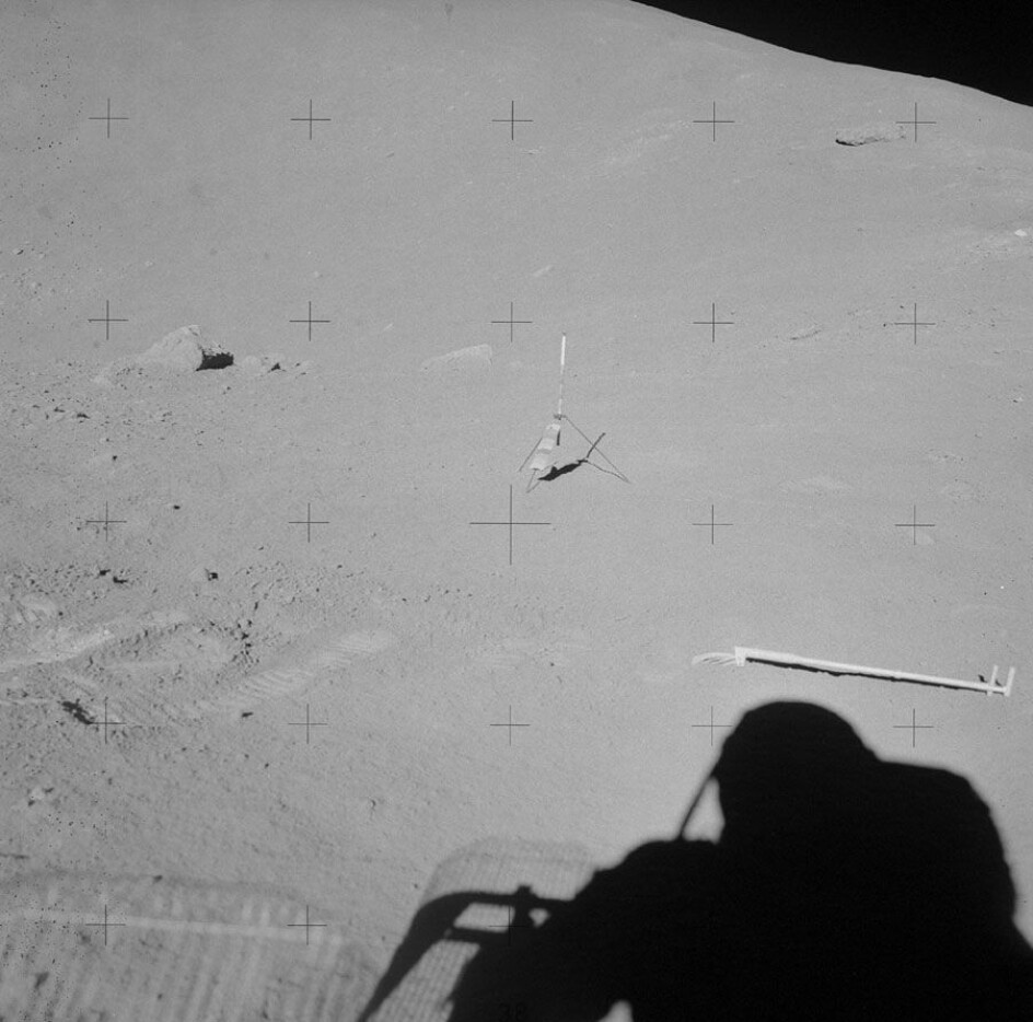 Diverse gjenstander som ble satt igjenpå månen, blant annet en klype. Dette bildet er også tatt på Apollo 15-oppdraget. (Bilde: NASA)