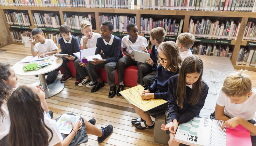 Det finnes flere hypoteser om hvorfor jentenes leseferdigheter synes å være bedre enn guttenes i skolealder. For eksempel teorier om forskjell i IQ, spesifikke læringsmetoder og at det stilles andre krav og forventninger til jenter enn til gutter. Men mange av disse har blitt avvist. (Foto: Shutterstock / NTB scanpix) Det finnes flere hypoteser om hvorfor jentenes leseferdigheter synes å være bedre enn guttenes i skolealder. For eksempel teorier om forskjell i IQ, spesifikke læringsmetoder og at det stilles andre krav og forventninger til jenter enn til gutter. Men mange av disse har blitt avvist. (Foto: Shutterstock / NTB scanpix)