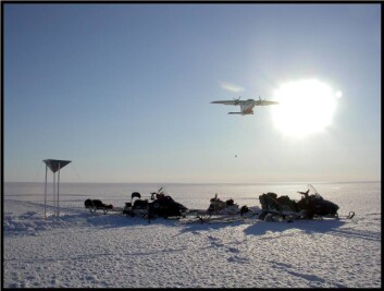 Dropp av reservedeler fra fly på Austfonna. (Foto: Andrea Taurisano, Norsk Polarinstitutt) Dropp av reservedeler fra fly på Austfonna. (Foto: Andrea Taurisano, Norsk Polarinstitutt)