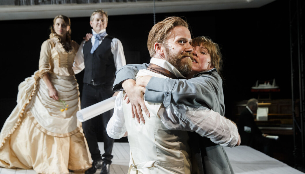 Forsker Anne-Brit Gran har snakket med flere ledere i norsk kulturliv, blant annet sjef for Riksteatret Tom Remlov. Her fra forestillingen "Samfunnets støtter" av Henrik Ibsen på Riksteateret i 2015. (Foto: Berit Roald / NTB scanpix) Forsker Anne-Brit Gran har snakket med flere ledere i norsk kulturliv, blant annet sjef for Riksteatret Tom Remlov. Her fra forestillingen "Samfunnets støtter" av Henrik Ibsen på Riksteateret i 2015. (Foto: Berit Roald / NTB scanpix)