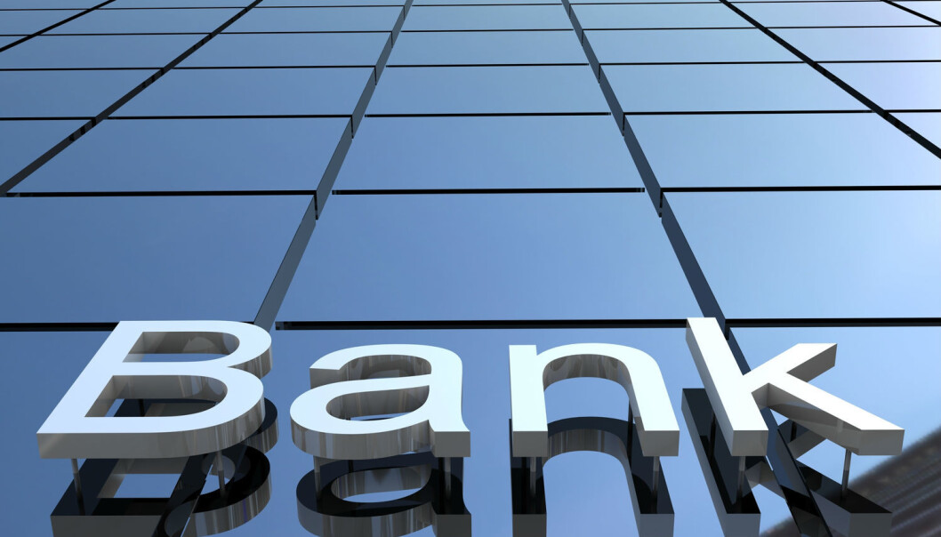 Banken skal både være megler som formidler kundenes ordre, selger av egne produkter og rådgiver for kundene sine om hvordan de bør plassere pengene sine. Er dette for mange oppgaver for en og samme bank? (Foto: Shutterstock / NTB scanpix) Banken skal både være megler som formidler kundenes ordre, selger av egne produkter og rådgiver for kundene sine om hvordan de bør plassere pengene sine. Er dette for mange oppgaver for en og samme bank? (Foto: Shutterstock / NTB scanpix)
