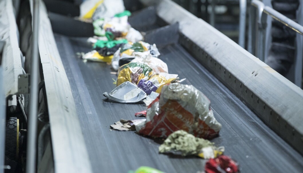 Daglig passerer store mengder med søppel og plast på Haraldrud gjenbruksstasjon på Brobekk i Oslo. (Foto: Terje Pedersen, NTB scanpix) Daglig passerer store mengder med søppel og plast på Haraldrud gjenbruksstasjon på Brobekk i Oslo. (Foto: Terje Pedersen, NTB scanpix)