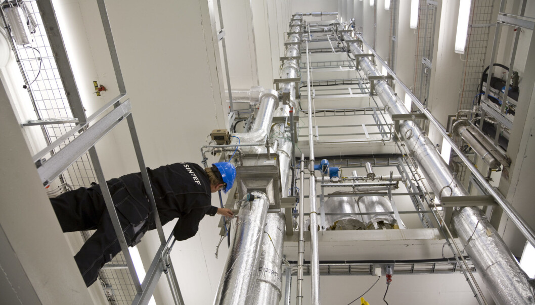 Forskere og industri utvikler kunnskap, metoder og teknologi for å gjøre karbon-fangst og lagring til en gjennomførbar løsning. (Foto: Thor Nielsen) Forskere og industri utvikler kunnskap, metoder og teknologi for å gjøre karbon-fangst og lagring til en gjennomførbar løsning. (Foto: Thor Nielsen)