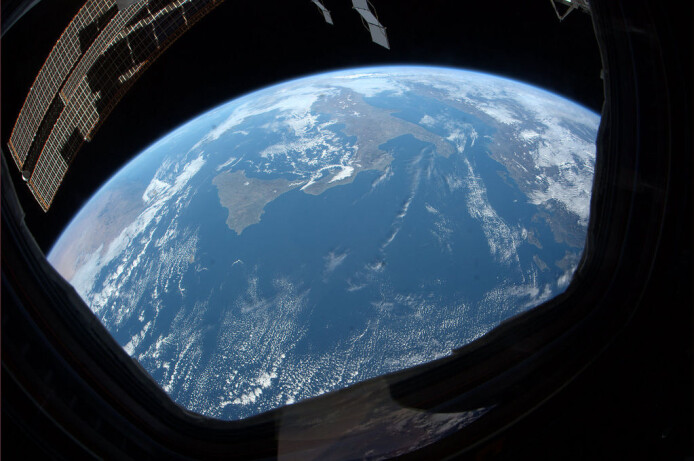 På dette bildet av Sør-Italia som liksom skal være tatt fra Den internasjonale romstasjonen (ISS), kan du tydelig se at kurvingen av jordkloden er blitt feil når NASA har forsøkt å lage et av de mange juksebildene sine fra verdensrommet. Det mener iallfall Flat jord-tilhengere. (Bilde fra Wikipedia/Creative Commons) På dette bildet av Sør-Italia som liksom skal være tatt fra Den internasjonale romstasjonen (ISS), kan du tydelig se at kurvingen av jordkloden er blitt feil når NASA har forsøkt å lage et av de mange juksebildene sine fra verdensrommet. Det mener iallfall Flat jord-tilhengere. (Bilde fra Wikipedia/Creative Commons)