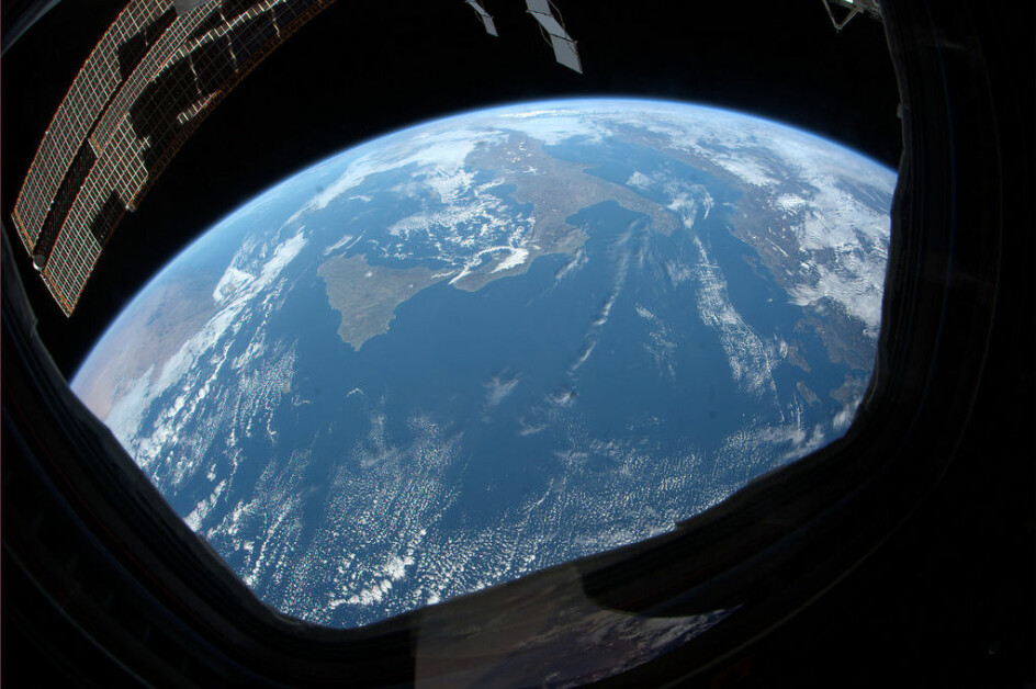 På dette bildet av Sør-Italia som liksom skal være tatt fra Den internasjonale romstasjonen (ISS), kan du tydelig se at kurvingen av jordkloden er blitt feil når NASA har forsøkt å lage et av de mange juksebildene sine fra verdensrommet. Det mener iallfall Flat jord-tilhengere. (Bilde fra Wikipedia/Creative Commons)