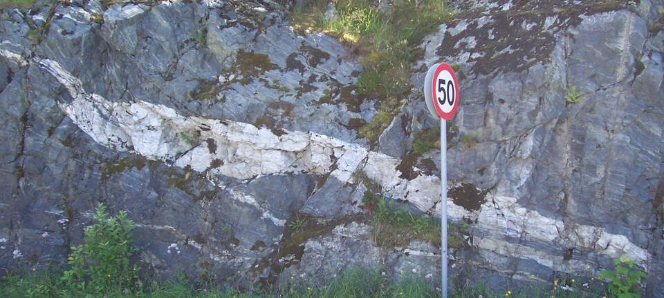 Du ser det kanskje ikke, men på dette bildet skjuler Norges største bidrag til geovitenskapen seg. Og nei, det er ikke trafikkskiltet. (Foto: Woudloper/Woodwalker/Public domain)