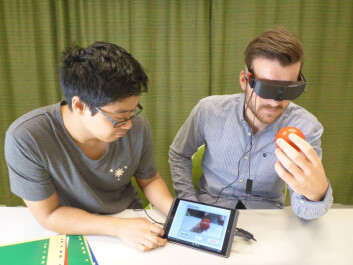Sindre Bjørvik og en student tester Real-Time Colorohone-prototype. (Foto: Dominik Osinski/ NTNU) Sindre Bjørvik og en student tester Real-Time Colorohone-prototype. (Foto: Dominik Osinski/ NTNU)
