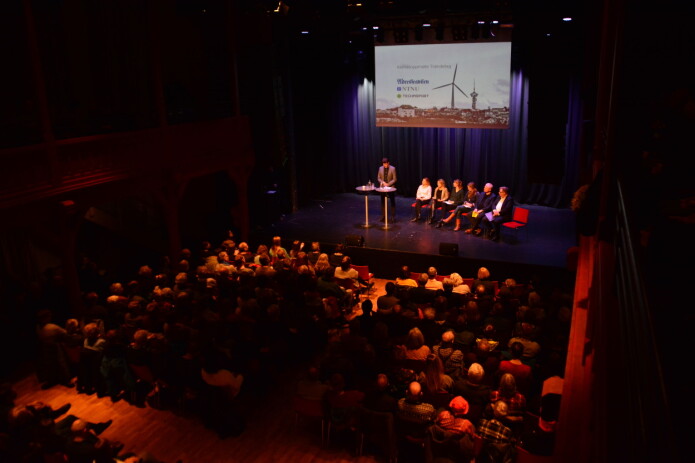 ”Stinn brakke” når NTNU, Adresseavisen og Technoport hadde folkemøte på Byscenen i Trondheim. Folkemøtet ble streamet også. En veldig fin måte å ha dialog med folket på. (Foto: Lars R. Bang / NTNU) ”Stinn brakke” når NTNU, Adresseavisen og Technoport hadde folkemøte på Byscenen i Trondheim. Folkemøtet ble streamet også. En veldig fin måte å ha dialog med folket på. (Foto: Lars R. Bang / NTNU)