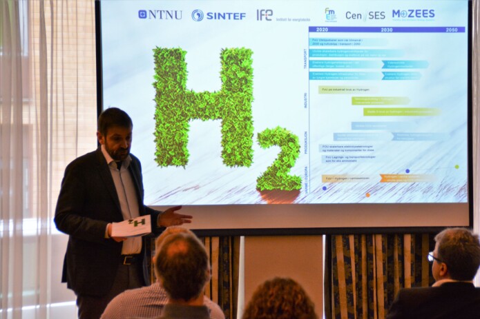 Asgeir Tomasgard presenterer innspill til hydrogenstrategi på forkostmøte i Trondheim 28 mars 2019. (Foto: Lars R. Bang / NTNU) Asgeir Tomasgard presenterer innspill til hydrogenstrategi på forkostmøte i Trondheim 28 mars 2019. (Foto: Lars R. Bang / NTNU)
