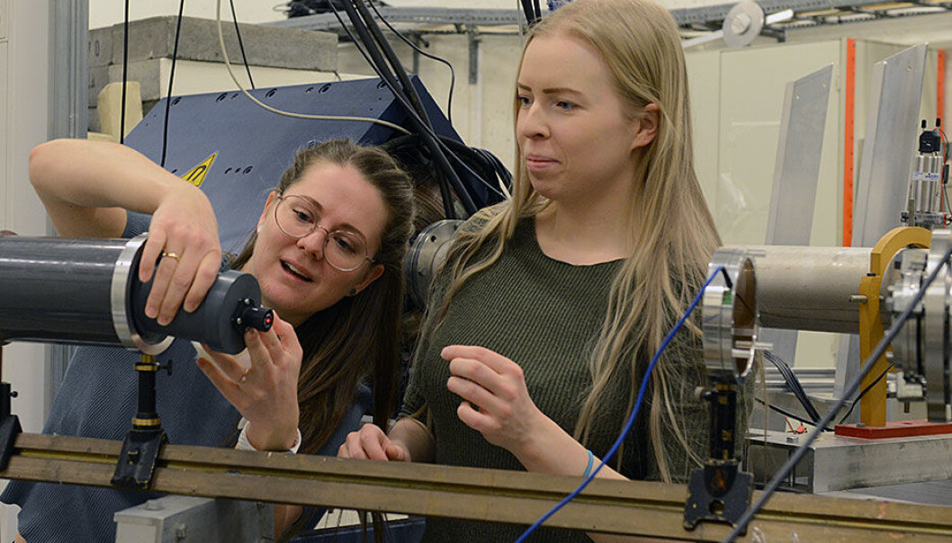 Stipendiat Anne Marit Rykkelid og masterstudent Vera Helene Tormodsrud bestråler kreftceller med protoner på Oslo-syklotronen. (Foto: Hilde Lynnebakken/UiO) Stipendiat Anne Marit Rykkelid og masterstudent Vera Helene Tormodsrud bestråler kreftceller med protoner på Oslo-syklotronen. (Foto: Hilde Lynnebakken/UiO)