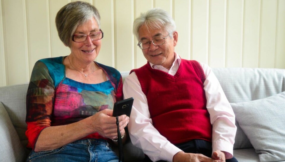 Reidun Gully har testet ut EziSmart i to måneder, og det er hennes første smarttelefon. Richard Chan (t.h) har utviklet utvidet GPS i telefonen.  (Foto: Lisbet Jære)