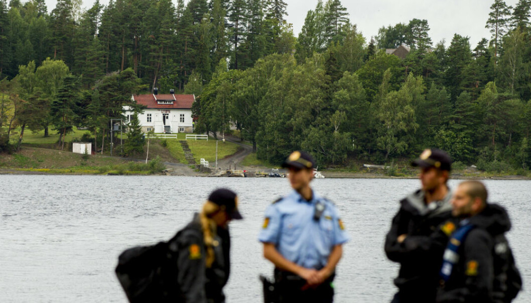 Det er ikke enkelt å avhøre vitner som har opplevd store traumer. Forskere fra Politihøgskolen har sett på hvordan etterforskerne taklet intervjuene med de overlevende etter terroren på Utøya. Her er politiet på plass før sommerleiren i 2015. (Foto: Vegard Wivestad Grøtt / NTB scanpix) Det er ikke enkelt å avhøre vitner som har opplevd store traumer. Forskere fra Politihøgskolen har sett på hvordan etterforskerne taklet intervjuene med de overlevende etter terroren på Utøya. Her er politiet på plass før sommerleiren i 2015. (Foto: Vegard Wivestad Grøtt / NTB scanpix)
