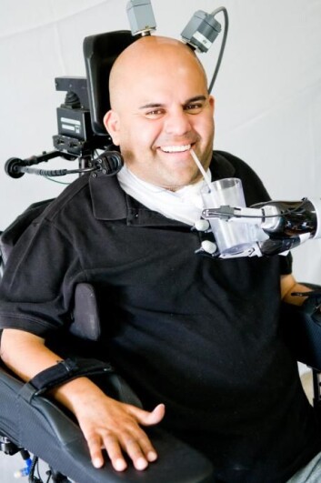 Eric Sorto har fått implantert to mikrochiper på hjernebarken slik at han nå kan styre en robotarm med tankens kraft. Fremtidens hjernechiper kan kanskje også gjøre deg mer intelligent. (Foto: S. Kellis/C. Klaes, Caltech) Eric Sorto har fått implantert to mikrochiper på hjernebarken slik at han nå kan styre en robotarm med tankens kraft. Fremtidens hjernechiper kan kanskje også gjøre deg mer intelligent. (Foto: S. Kellis/C. Klaes, Caltech)