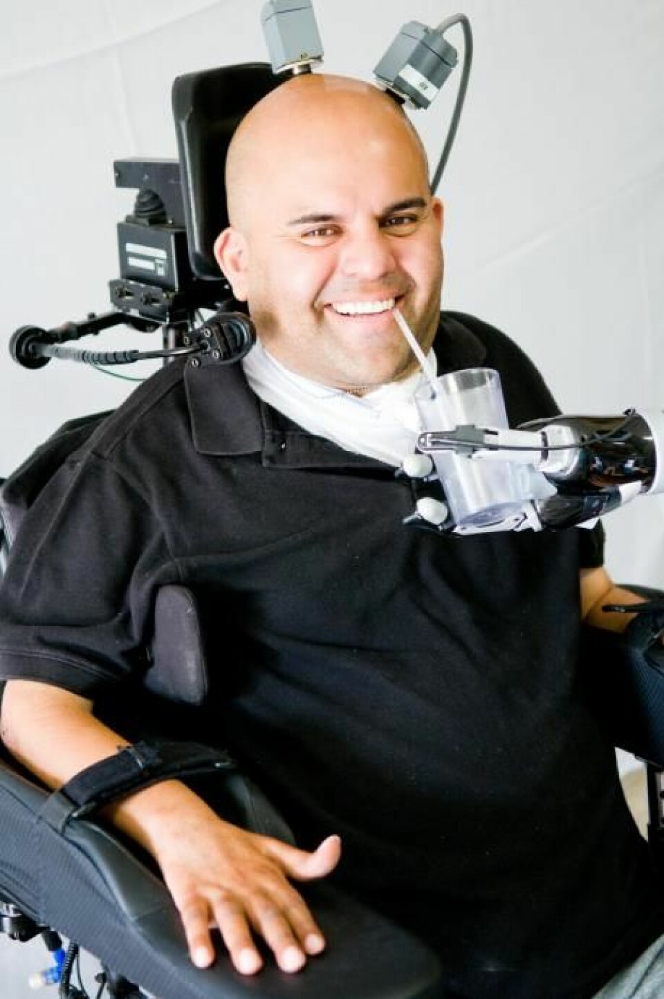 Eric Sorto har fått implantert to mikrochiper på hjernebarken slik at han nå kan styre en robotarm med tankens kraft. Fremtidens hjernechiper kan kanskje også gjøre deg mer intelligent. (Foto: S. Kellis/C. Klaes, Caltech)