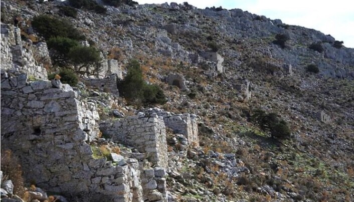 Når en by med kanskje flere enn tusen mennesker ble anlagt oppe på en fjelltopp, var det for å kunne forsvare innbyggerne mot sjørøvere og andre angripere. Kastro Apalirou er fra en mørk periode i Hellas middelalderhistorie der det nesten ikke ble anlagt nye byer. Det gjør den spesiell. Når en by med kanskje flere enn tusen mennesker ble anlagt oppe på en fjelltopp, var det for å kunne forsvare innbyggerne mot sjørøvere og andre angripere. Kastro Apalirou er fra en mørk periode i Hellas middelalderhistorie der det nesten ikke ble anlagt nye byer. Det gjør den spesiell.